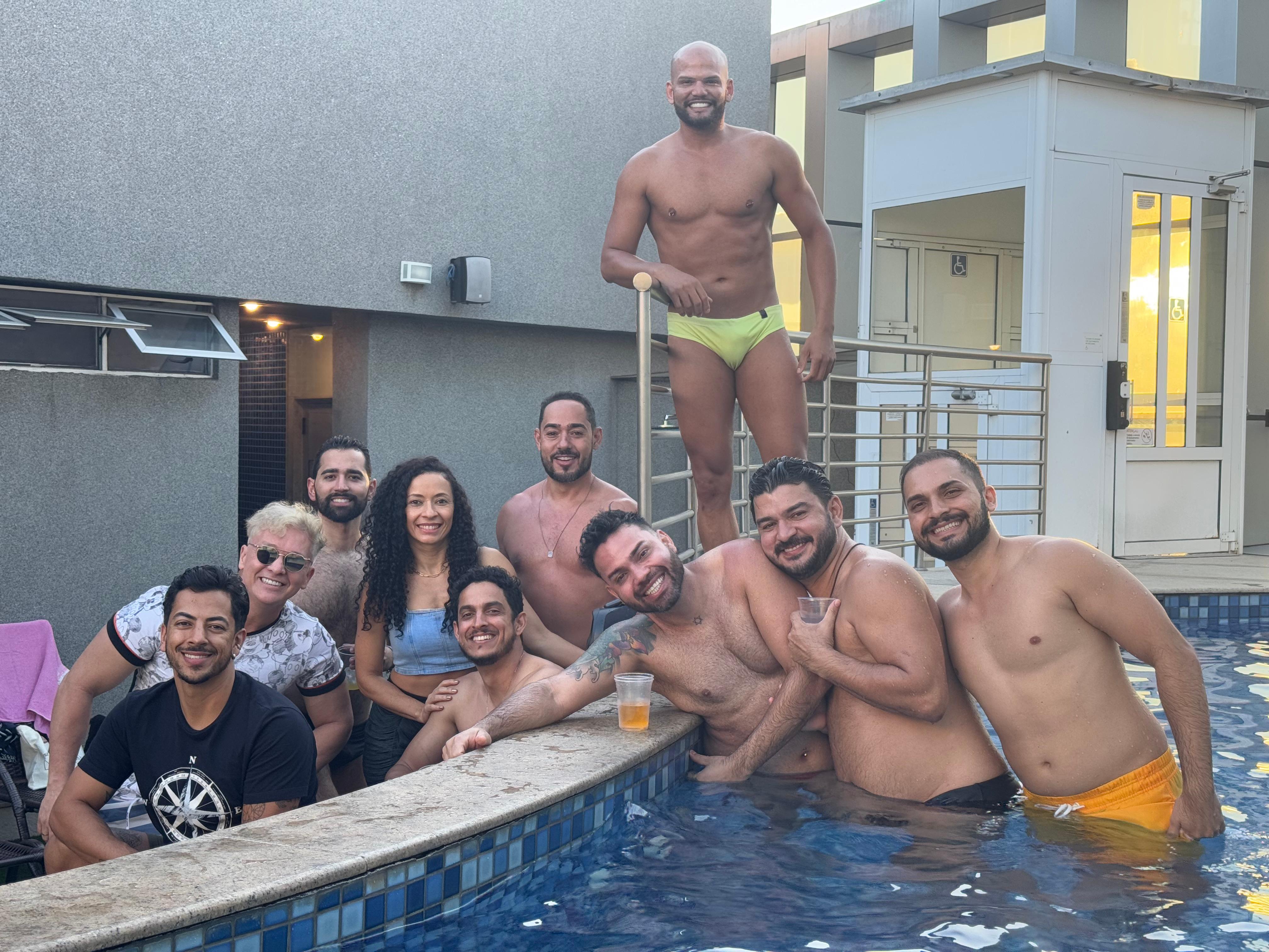 Piscina agradável que reuniu uma galera boa.