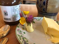 Liebevoll präsentiertes Frühstück mit Mini-Käsevase