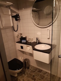 Douche spatieuse bien que la chambre soit cosi