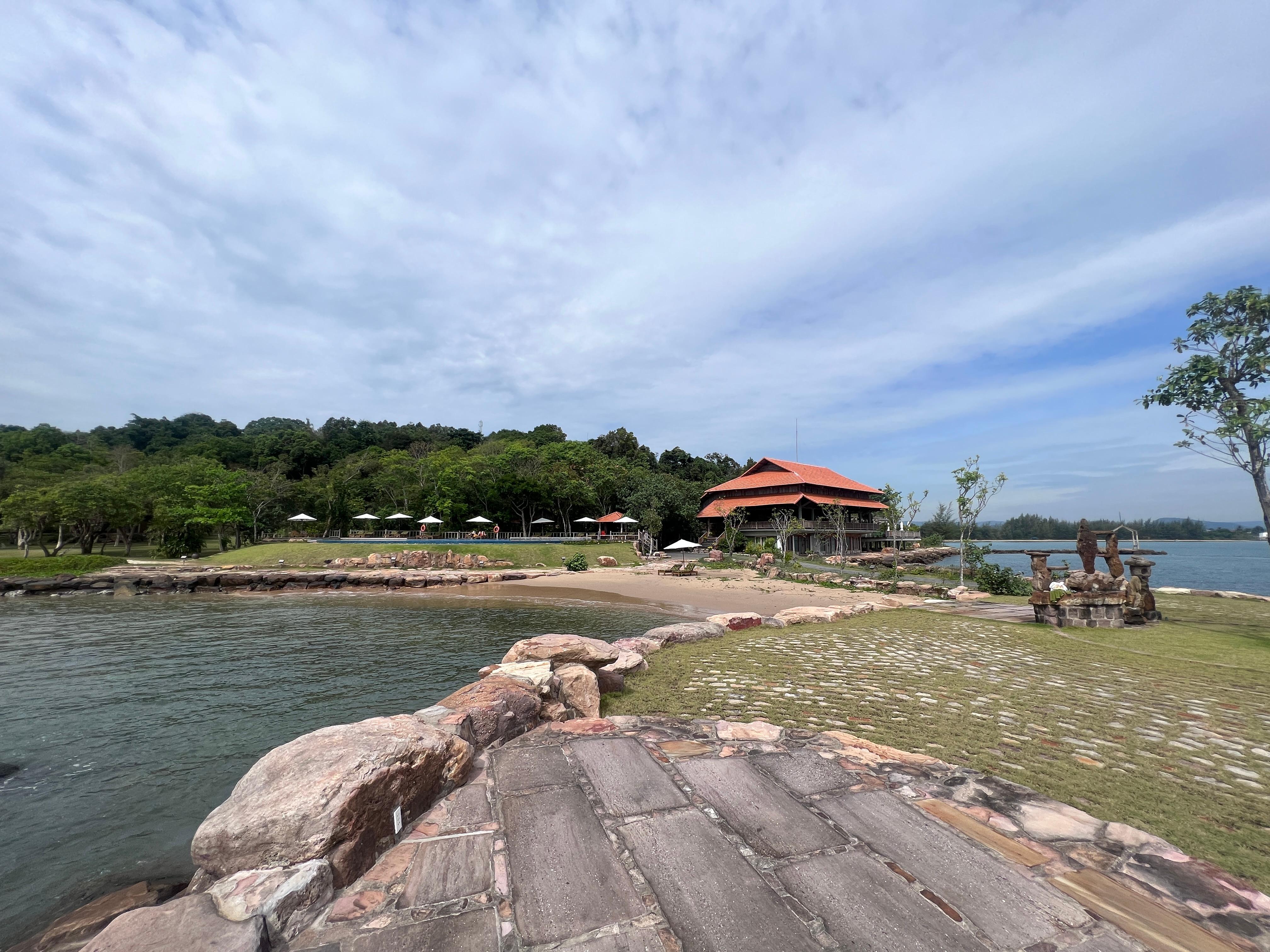 Gio restaurant and small beach 