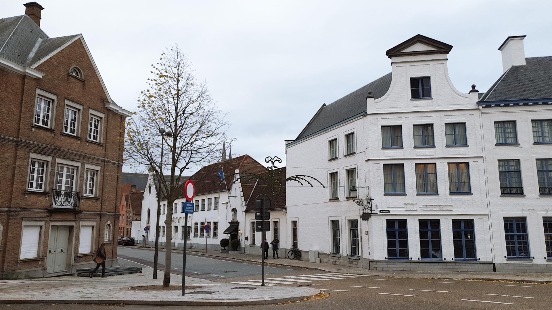 公車站上車處對面白色建築即是飯店