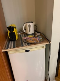 コーヒーメーカーとポット冷蔵庫もある