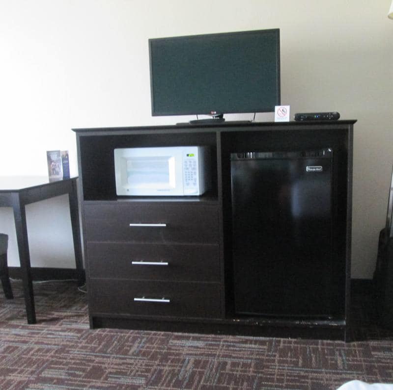 Byrå med "inbyggd" Kyl och microvågsugn.