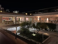 Pool und Hotelanlage