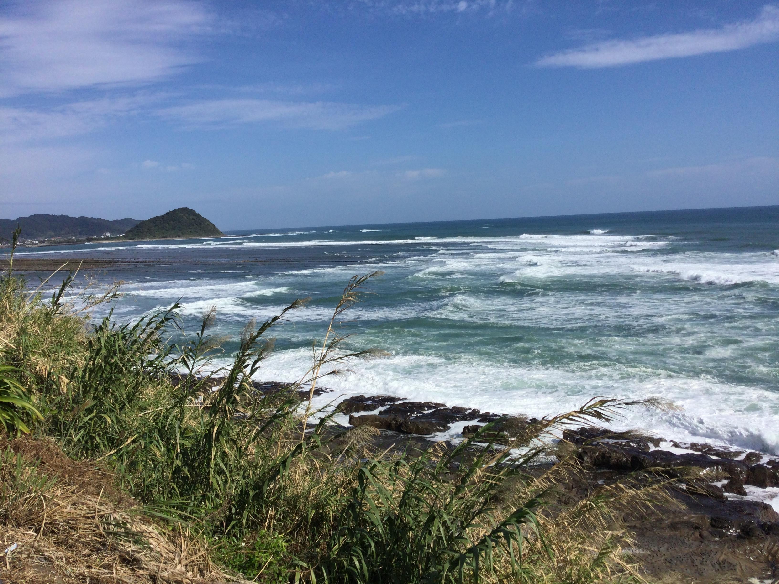 秋の雲と白い波