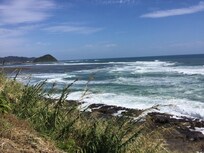 秋の雲と白い波