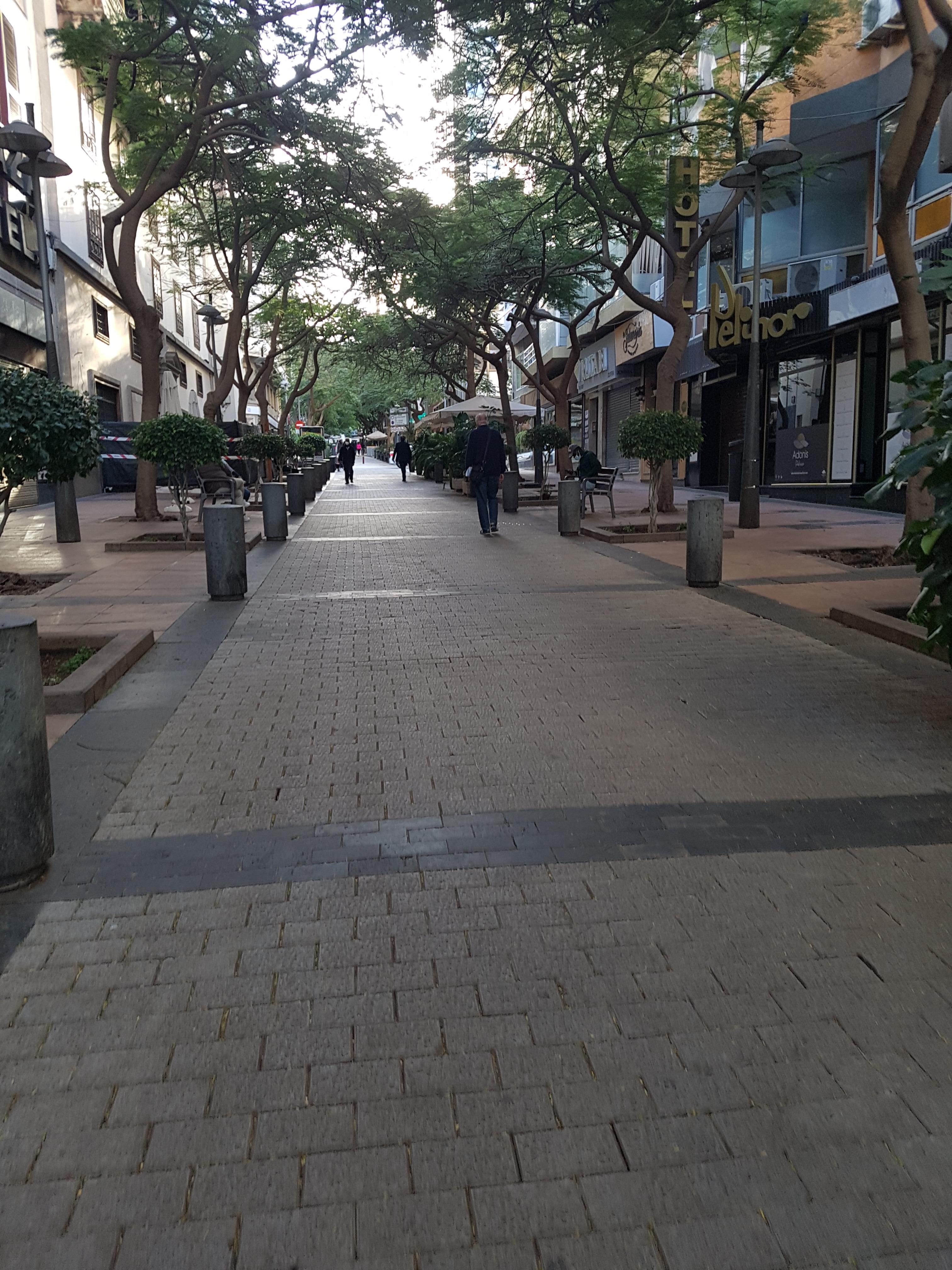 Gågata utenfor hotellet