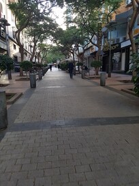 Gågata utenfor hotellet