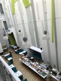 Morgenmadsrestaurant og atrium