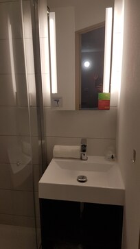 Sauberes Bad mit allem was man braucht.