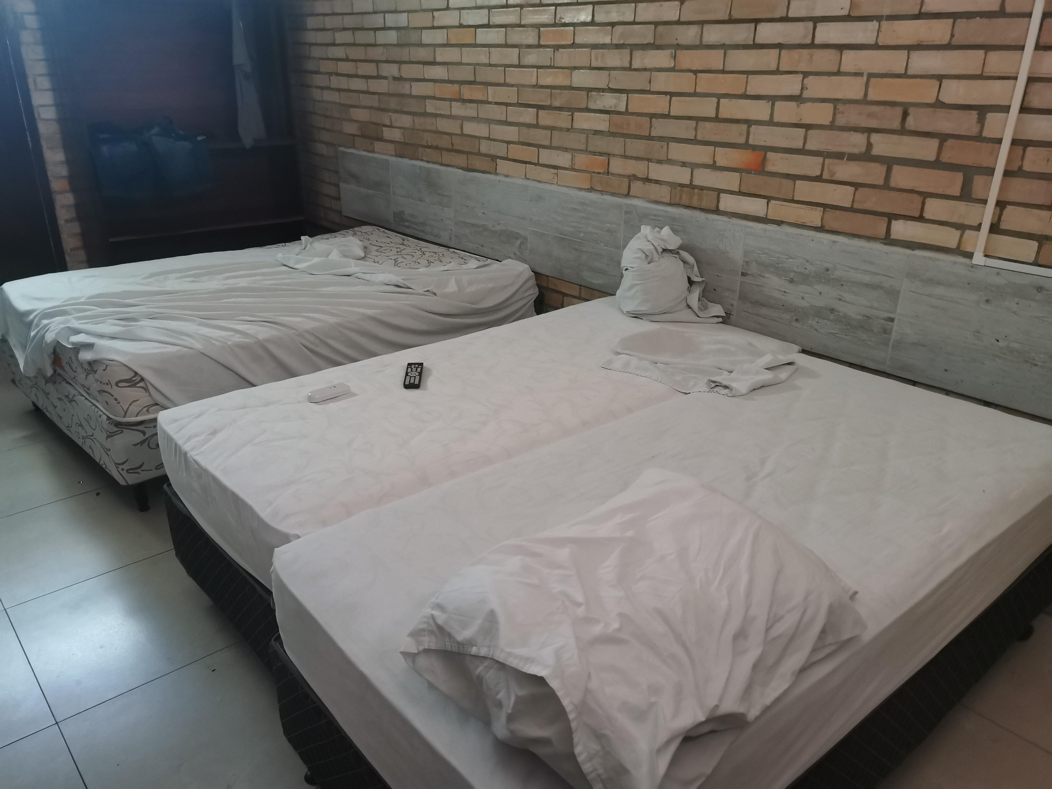 O colchão que usei estava ok, mas os travesseiros pareciam ter sido resgatados de um bota fora. Eu era obrigado a ficar esticando o lençol que cobria meu colchão, pois além de não ter o tamanho suficiente, não tinha elástico.