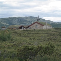 Venabygd Fjellkapell ligge i kort gåavstand fra hotellet.