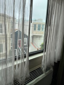 Gardinerne er virkelig tyndslidte og hænger i laser.