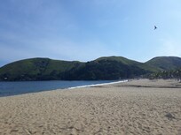 Praia em frente a pousada.