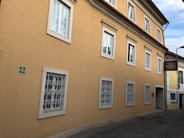 Außenansicht. Hier Gepäck ausladen, danach Auto auf den ca. 300 Meter entfernten Parkplatz fahren.