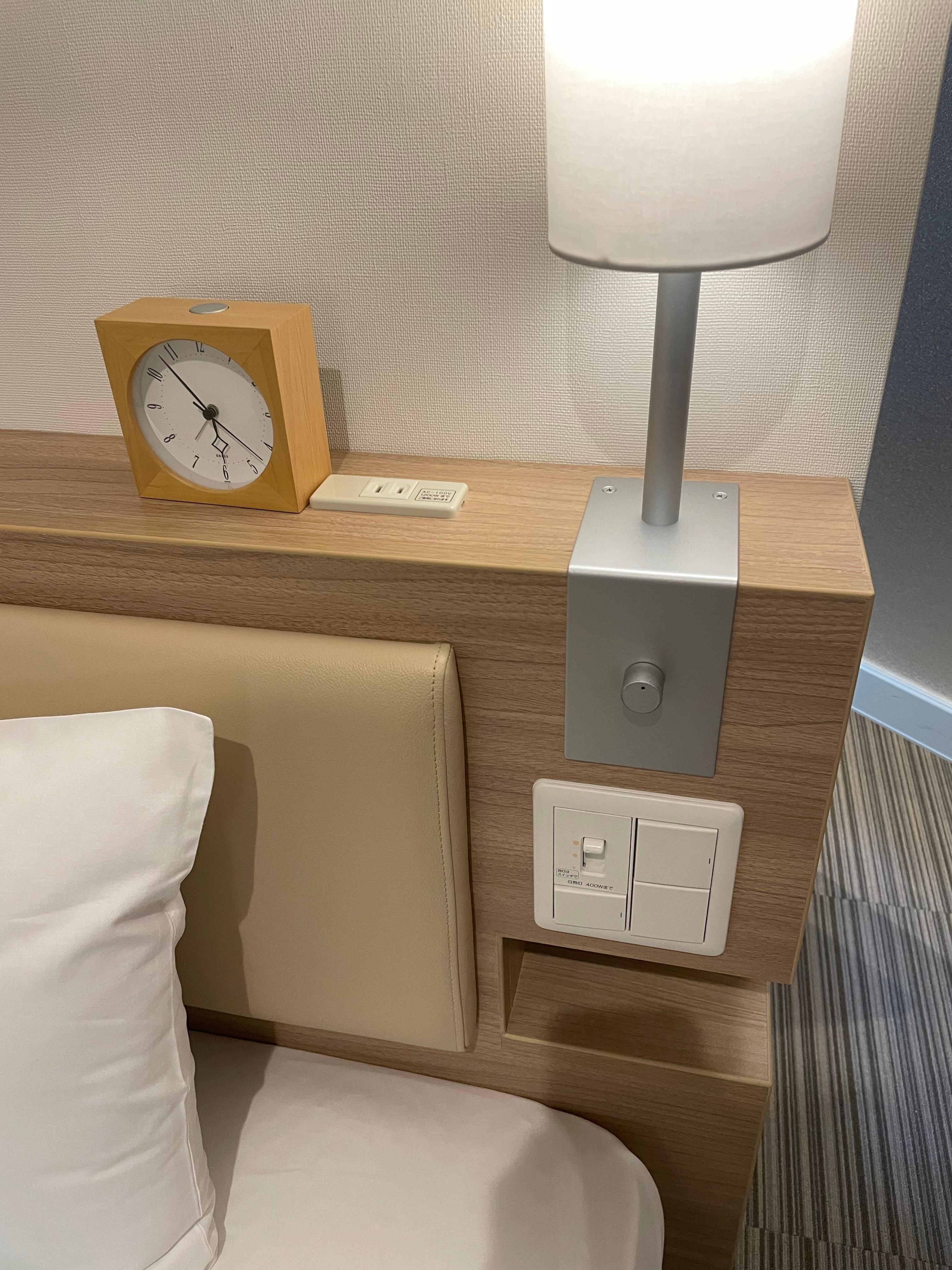 很方便的床頭邊設計