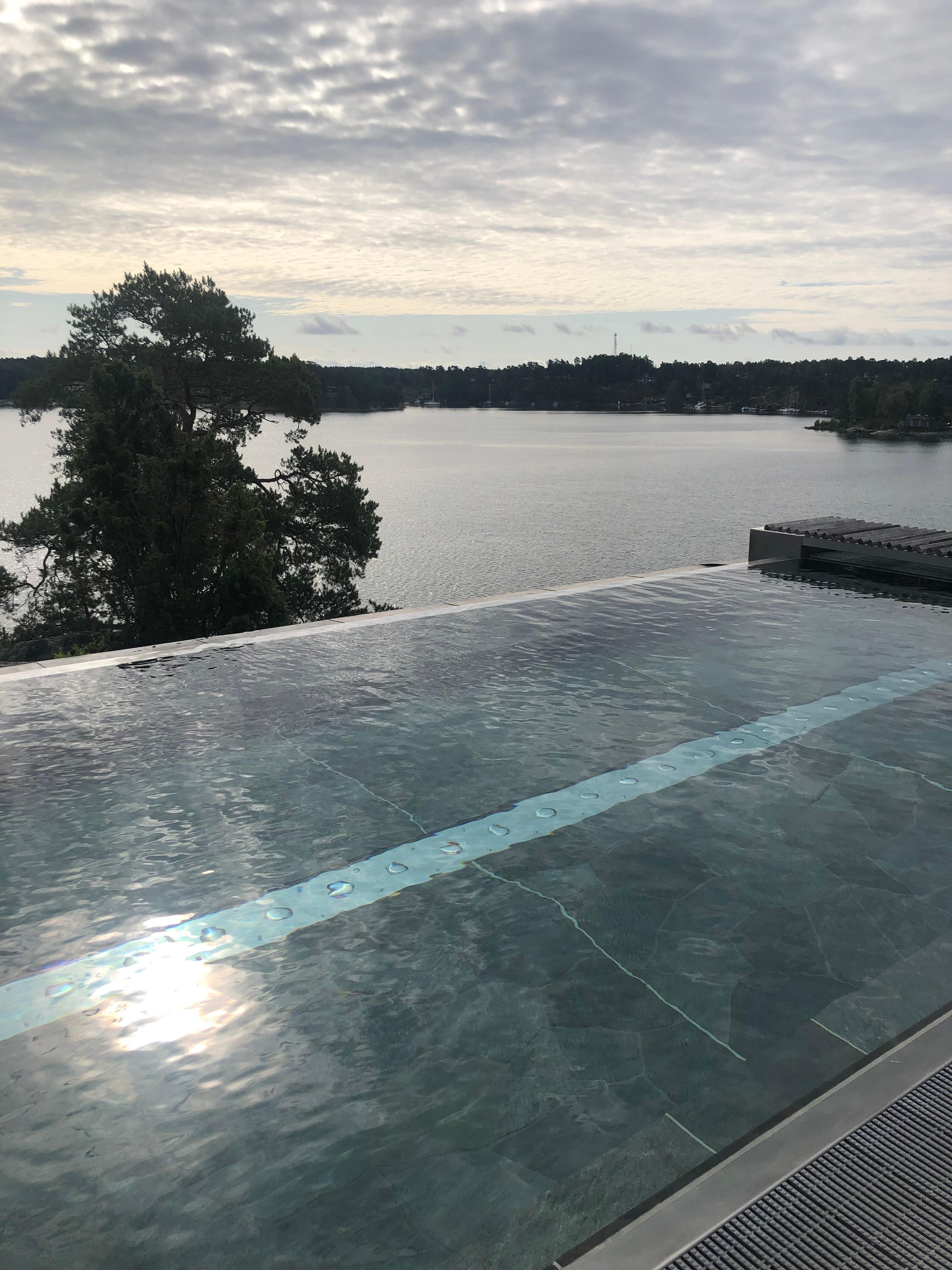 Utomhuspool 38 grader varmt väldigt avkopplande