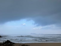 바로 앞에 바다에요~~ 비가 올랑말랑