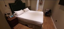 Confort minimal.
Grand lit et petit casier pour les vĂȘtements + 2 petites tables de nuit et une chaise. C'est tout