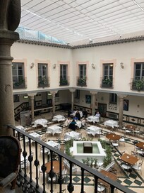 Atrium med restaurant.