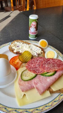 Aamiaista, leipäpainotteista.