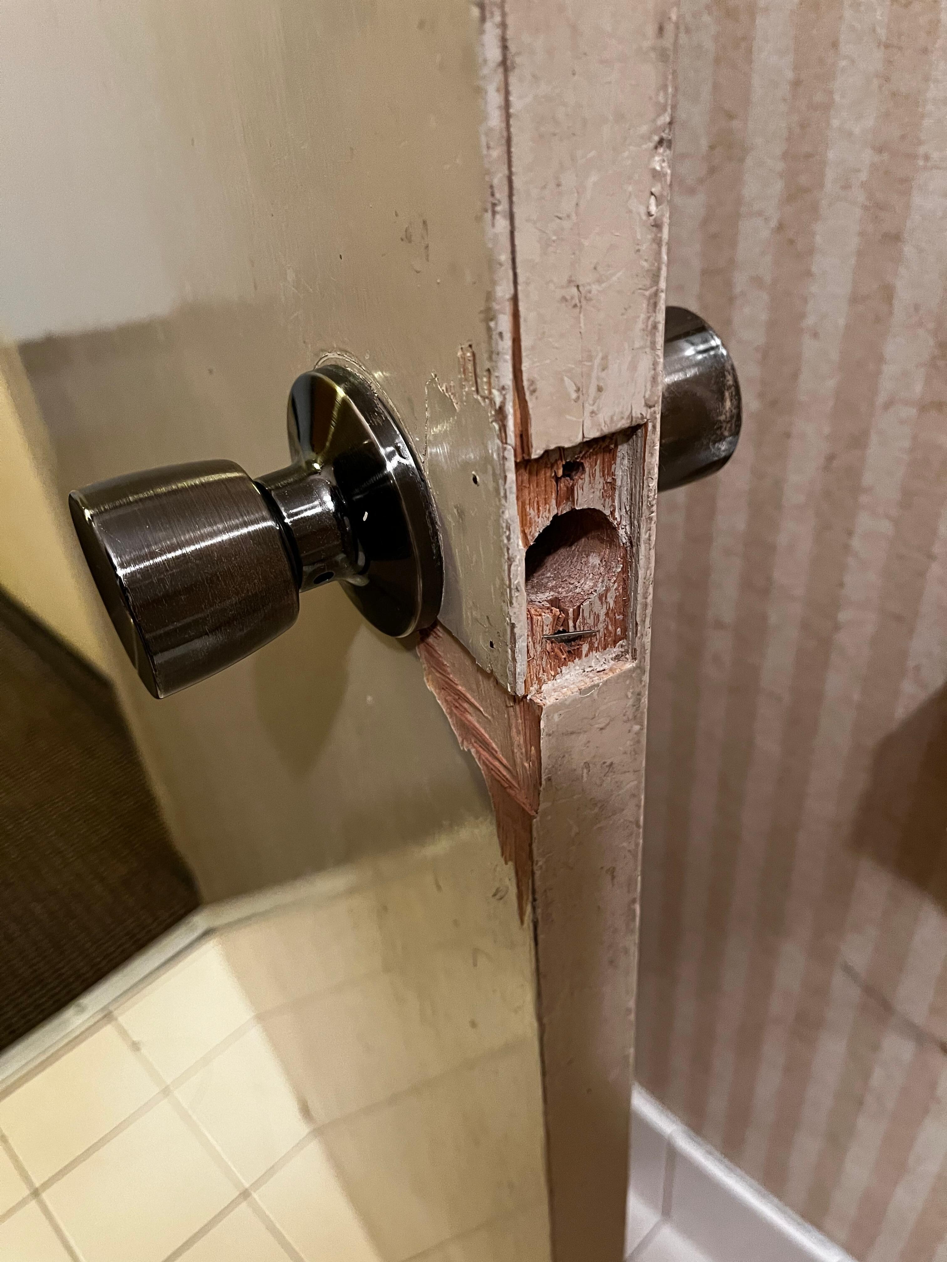 Man kan ikke lukke døren ind til bad/toilet