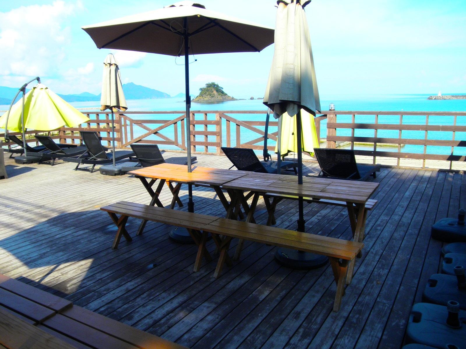 屋上のテラスから日本海が一望できる。