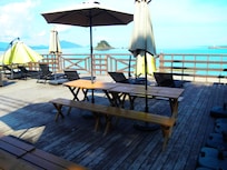 屋上のテラスから日本海が一望できる。