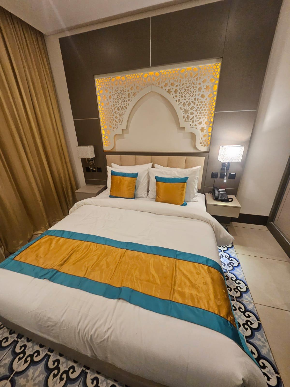 ROOM WITH QUEEN BED