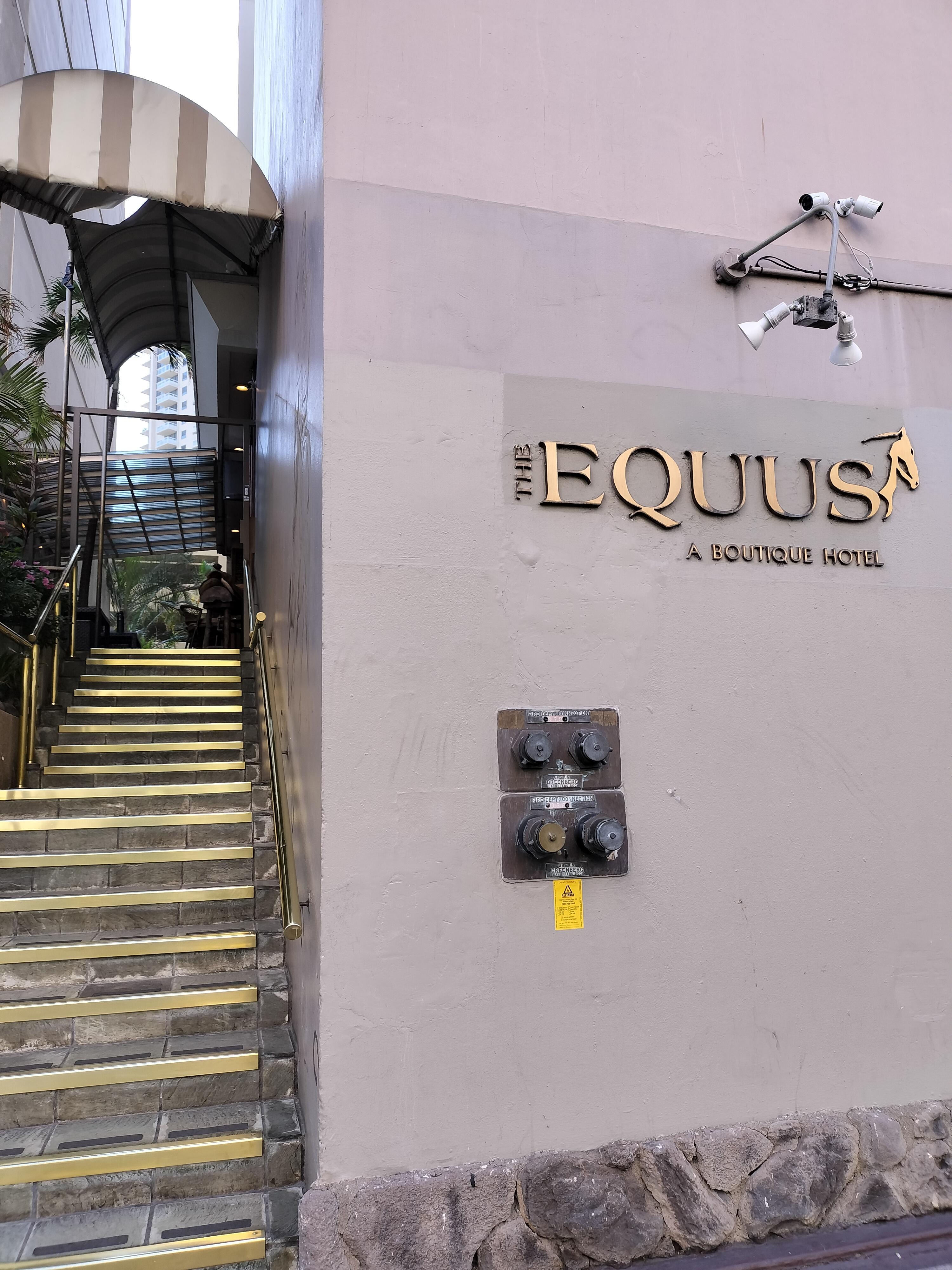 ホテル入口
階段を上がった正面がバー