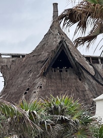 Las cúpulas de las villas llenas de hoyos por falta de mtto