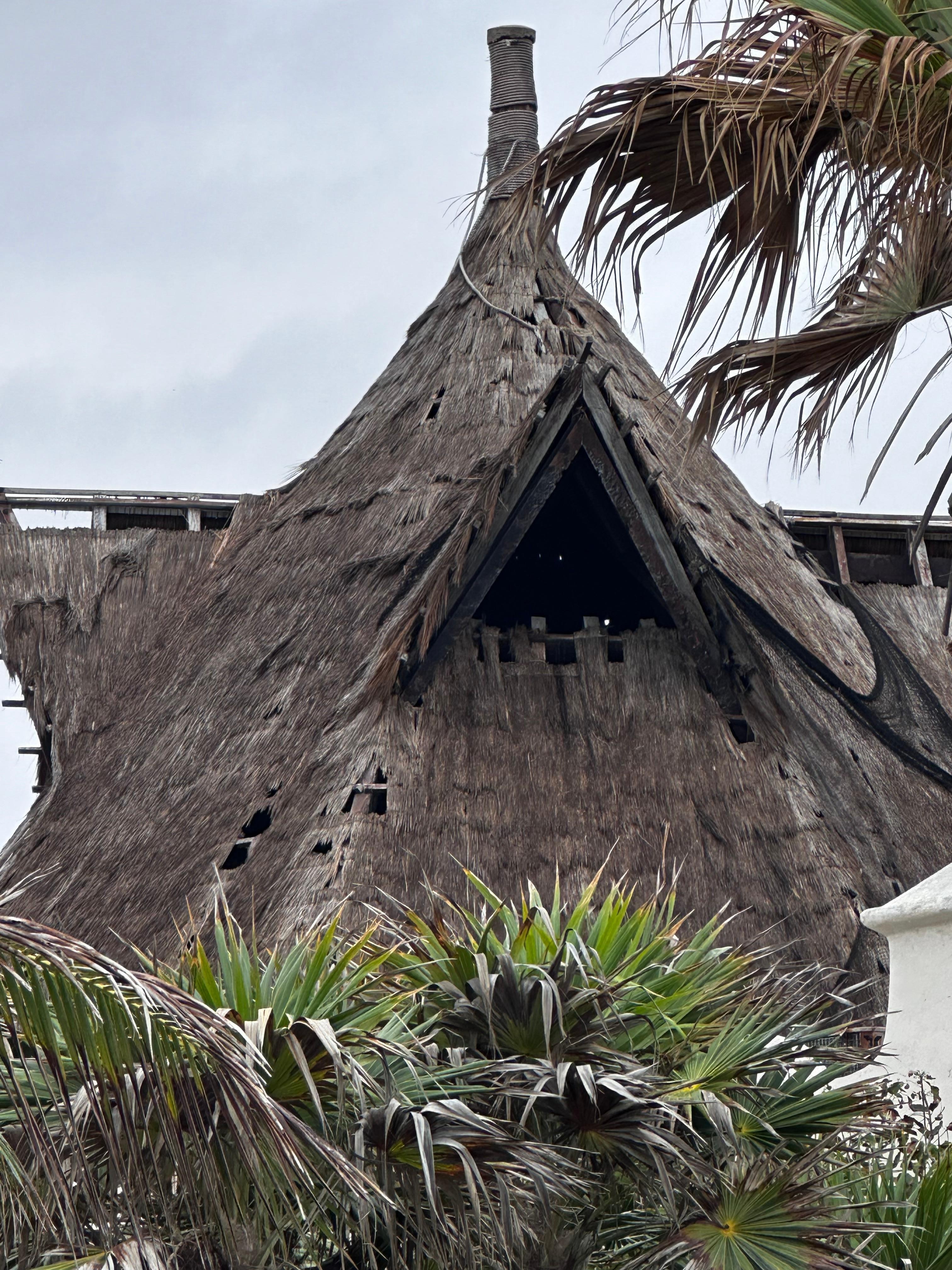 Las cúpulas de las villas llenas de hoyos por falta de mtto