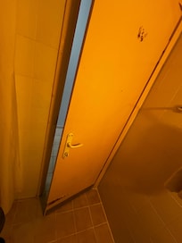 Fuktskader på dør.