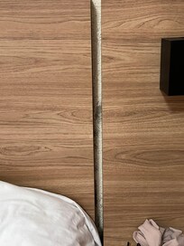 Mofo na cabeceira da cama . Tenho medo de pensar como estava atrás desse painel de madeira