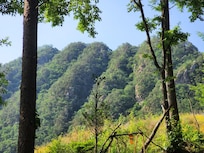 팬션옆에 등선에 올라 팔봉산을 바라본모습입니다.