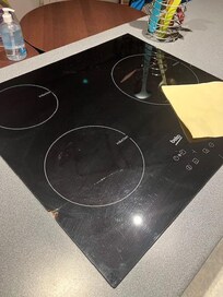 Plaque de cuisson cassée, manifestement depuis longtemps. PS, j'ai oté le torchon qui masquait ...