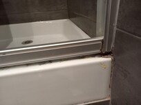 Schimmel in den Fugen, innen und außen. Sehr unhygienisch!