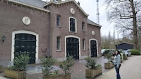 Koetshuis, hotel en ontbijt hier.