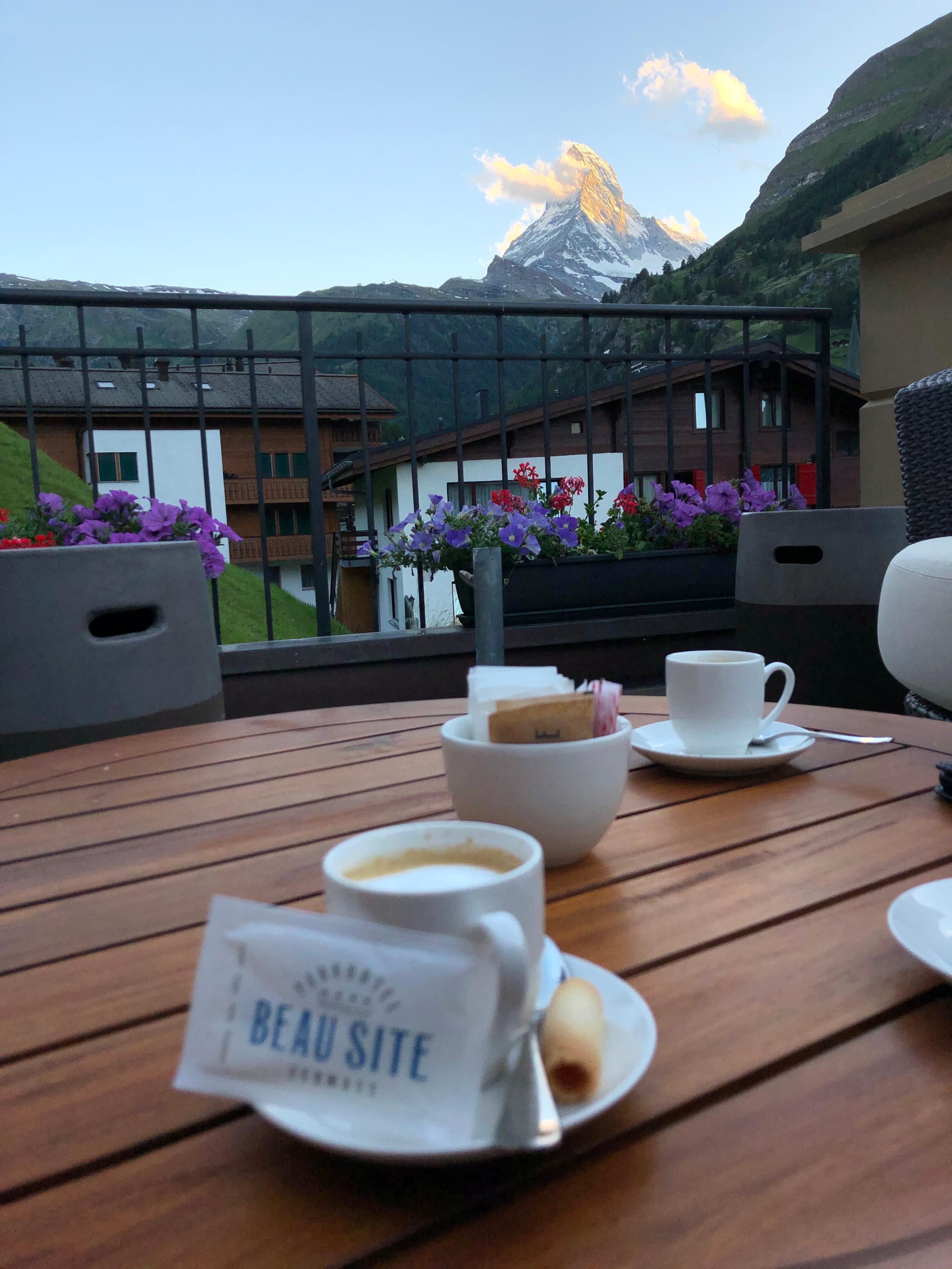 Caffè serale servito sulla terrazza.