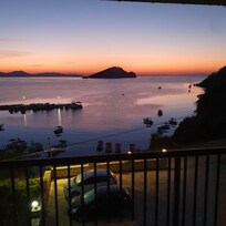 Sonnenaufgang mit Blick vom Balkon zur Schildkröteninsel...