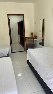 Interior do quarto com 3 camas