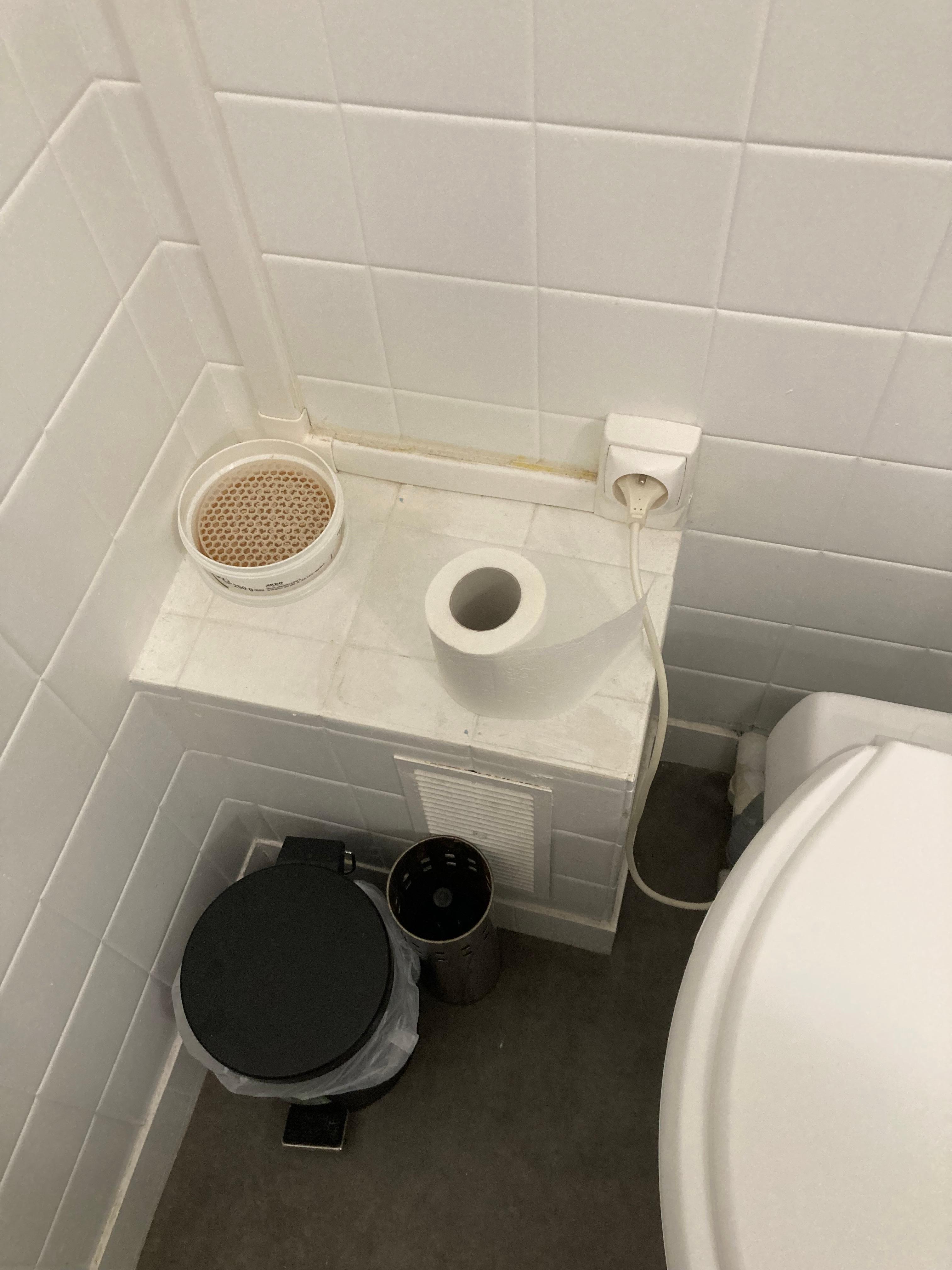 Papier wc posé à même le coffre 