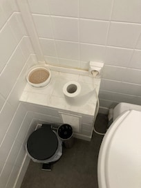 Papier wc posé à même le coffre