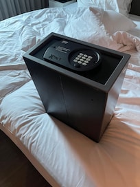 Probably missing the point of a safe if you can run off with it !!!!!!!! But regardless it didn’t work so useless