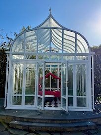 Greenhouse/
lounge area