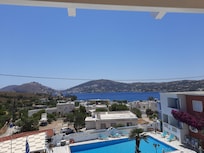 Aussicht vom Balkon aus. Pool und Blick auf Bucht.
