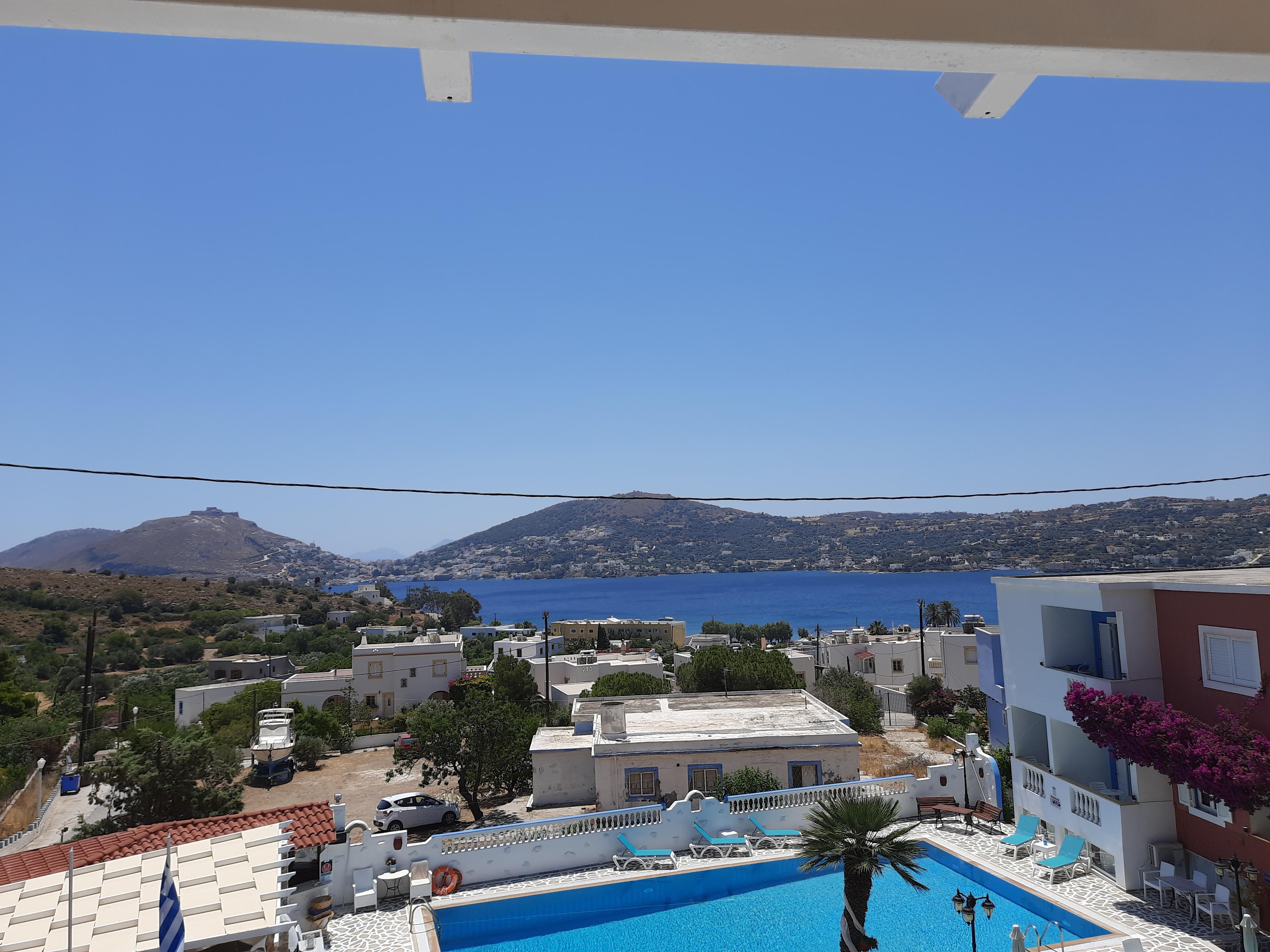 Aussicht vom Balkon aus. Pool und Blick auf Bucht. 