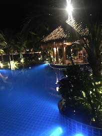 La Piscine et le bar.