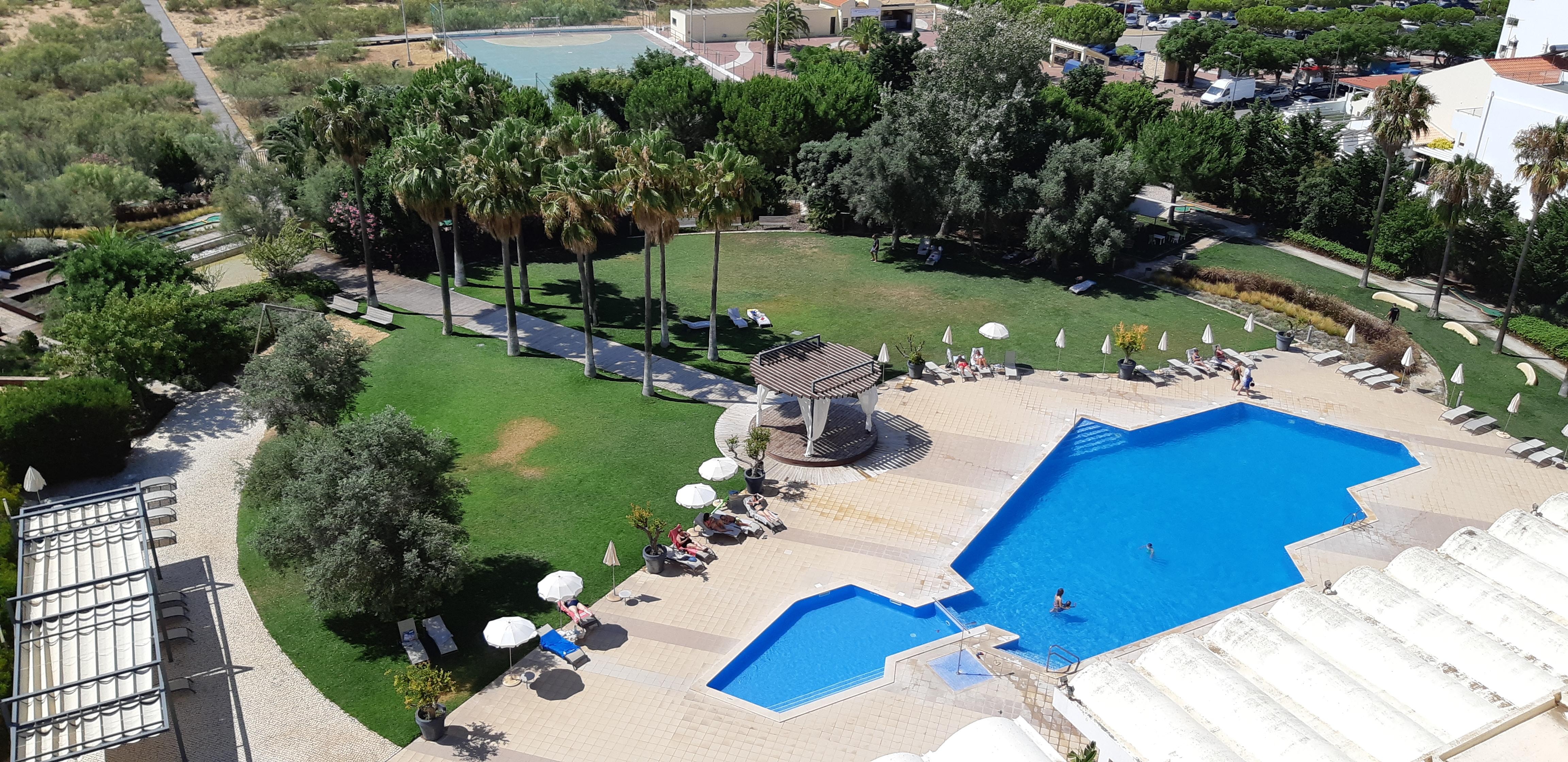 Piscina e jardins muito bom
