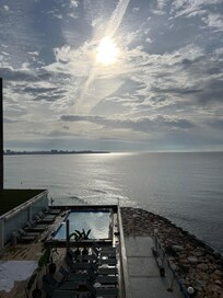 Morgenkaffen på den ene av to balkonger